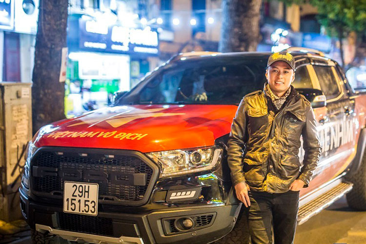 Sau khi bán chiếc xe SUV Mercedes-Benz GLC 300 chỉ 1 năm gắn bó, Hồng Đăng tậu dòng xe bán tải Ford Ranger phiên bản Wildtrak. Chiếc xe sau đó được nam diễn viên độ thêm 1 số đồ chơi mang phong cách off-road.