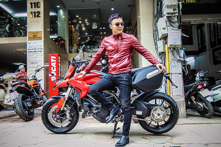 Đầu năm 2017, nam diễn viên trở thành người đầu tiên mua Ducati Hyperstrada 939, có giá niêm yết 503 triệu đồng. Mục đích của Hồng Đăng là mua xe phục vụ cho công việc trong năm mới cũng như thỏa mãn đam mê chơi xe.