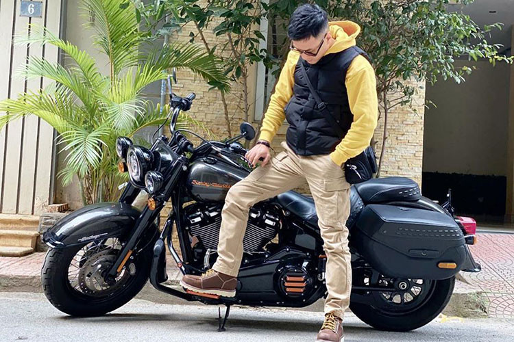 Hồng Đăng tậu Harley Davidson Heritage 114 vào năm 2020 với giá hơn 800 triệu đồng. Harley Davidson Heritage 114 đời 2019 bản chuẩn chỉ có giá 779 triệu đồng. Thêm cả màu sơn đặc biệt thì giá cũng chỉ tăng lên 830 triệu đồng.