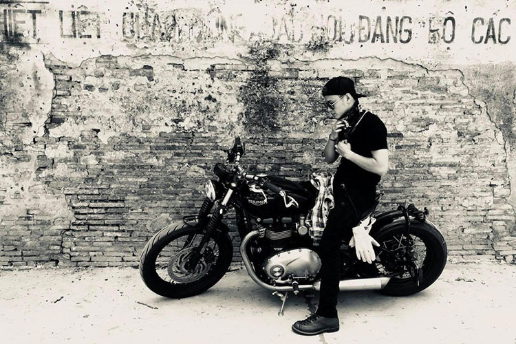 Mẫu môtô hoài cổ Triumph Bobber cũng được diễn viên Hồng Đăng ưu ái tuyển chọn, đáng chú ý là chiếc xe có giá giá bán khoảng 580 triệu đồng này đã được anh độ thêm những món phụ tùng độc đáo để trông "chất chơi" hơn, nhưng vẫn giữ được sự lịch lãm nguyên bản.