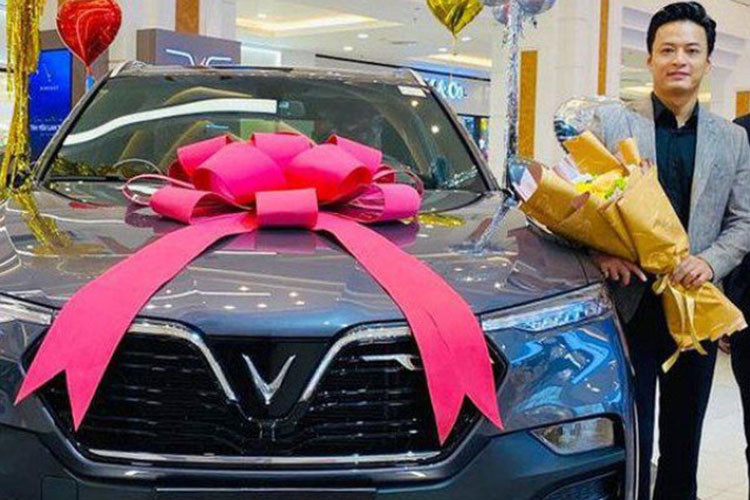 2 năm sau khi mua xe bán tải Ford Ranger Wildtrak, nam diễn viên Hồng Đăng tậu tiếp chiếc xe ôtô thứ 2 và anh lựa chọn cũng là dòng xe SUV mình yêu thích, lần này là VinFast LUX SA2.0 có giá từ 1,8 tỷ đồng chưa bao gồm các khuyến mãi của đại lý.