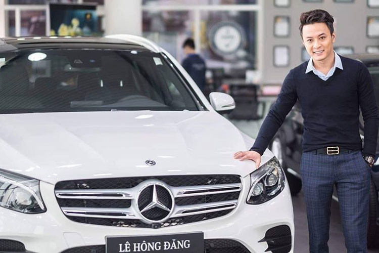 Mới đây nhất, 2 cái tên là nam diễn viên Hồng Đăng và nhạc sỹ Hồ Hoài Anh bất ngờ lên Top 1 tìm kiếm Google và MXH tại Việt Nam đã thu hút sự quan tâm của cộng đồng mạng. Ít ngày trước, 2 người này đã chia sẻ có chuyến sang trời Tây, cụ thể là ở Ý và Tây Ban Nha để làm việc cũng như du lịch.