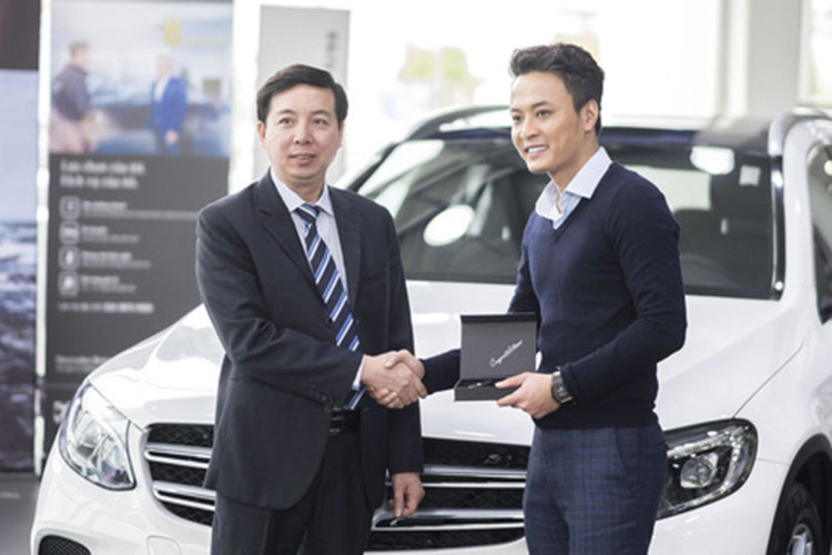 Trong số những chiếc xe ôtô Hồng Đăng sở hữu như Mercedes-Benz GLC 300 có giá đắt nhất với chi phí lăn bánh ước tính không dưới 2,3 tỷ đồng. Chiếc xe này sở hữu màu trắng và được Hồng Đăng mua vào năm 2017 nhưng 1 năm sau đó, chiếc Mercedes-Benz GLC 300 đã được nam diễn viên rao bán lại.