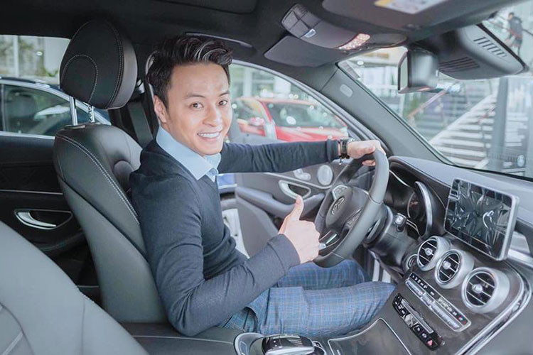 Trong đó, Hồng Đăng là nam diễn viên khá sáng giá với nhiều vai diễn đình đám qua các bộ phim truyền hình như Hướng Dương ngược nắng, Người Phán Xử... hay mới đây nhất là Thương Ngày Nắng Về, ngoài ra, Hồng Đăng còn được biết đến là tay chơi thứ thiệt khi liên tục đổi xe ôtô và còn trải nghiệm cả xe phân khối lớn.