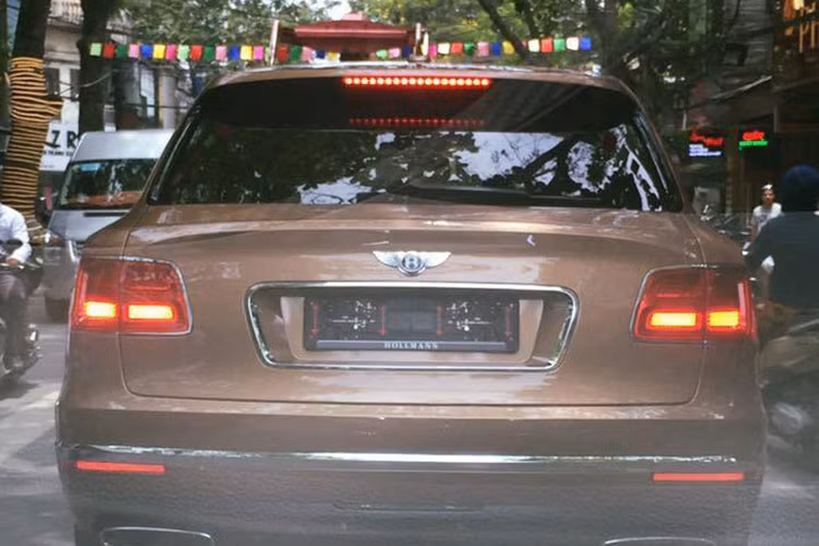 Theo thông tin Kiến Thức có được, vị đại gia tại Hà Nội này đã phải chi số tiền lên đến 1,2 triệu USD (khoảng 27 tỷ đồng) để sở hữu chiếc siêu SUV nhà Bentley, chưa tính việc sau khi biển số trắng.