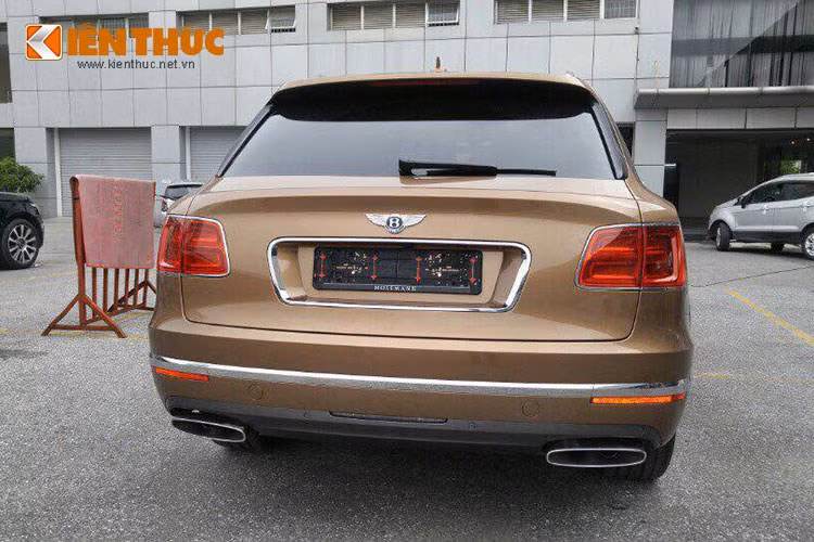 Đuôi xe sở hữu thiết kế không có điểm chung với bất kỳ chiếc Bentley nào với một gờ nổi dưới cửa kính "giả" cánh đuôi, hai bên là cặp đèn hậu công nghệ LED. Cản sau được nẹp chrome chạy từ hai bên thân xe cùng hai ống xả lớn dưới gầm.