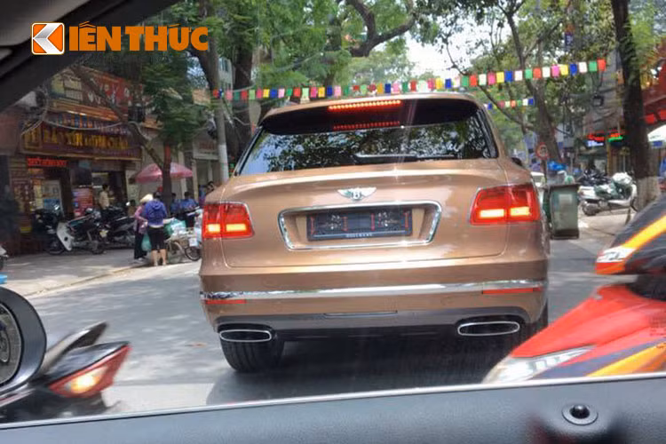 Được biết, chiếc SUV đắt nhất thế giới Bentley Bentayga này khi về đến Việt Nam đã thuộc quyền sở hữu của một đại gia giấu tên tại Hà Nội. Do chiếc xe đã được đặt hàng từ trước, nên ngay sau khi về đến Hà Nội, nó đã được chủ nhân cho lăn bánh để "rinh" về nhà.