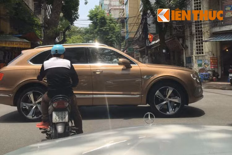 Vừa được nhập về Việt Nam chỉ vài ngày. Nhưng chỉ sau một ngày "khui công" vào sáng ngày 9/6 vừa qua, chiếc siêu xe Bentley Bentayga đã bất ngờ lăn bánh trên đường phố Hà Nội để về với chủ mới và chuẩn bị cho việc đăng ký để ra biển số.