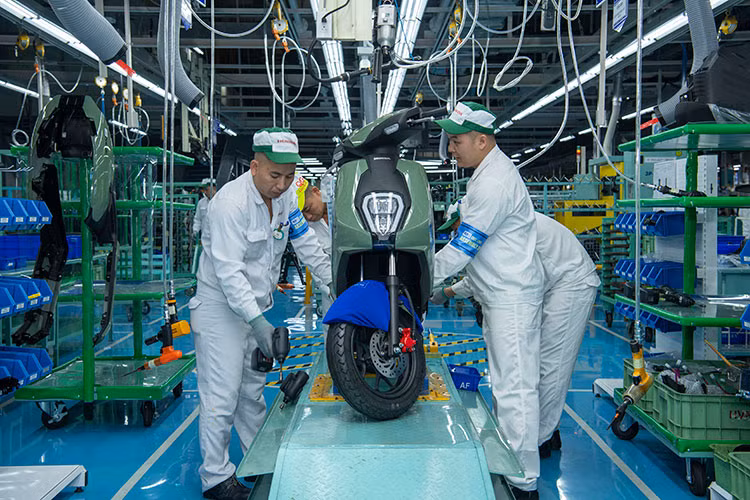 Theo công bố từ Honda Việt Nam, mẫu xe máy điện ICON e: có thể di chuyển tối đa 50 km mỗi lần sạc. Xe sử dụng pin lithium-ion dung lượng 30,6 Ah, đạt tiêu chuẩn chống nước IP67 và có khối lượng khoảng 1,3 kg.