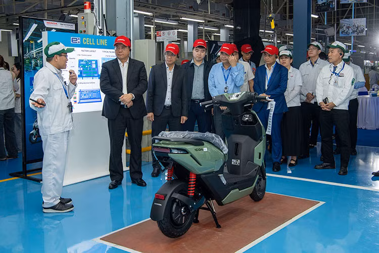 Về ngoại hình, Honda ICON e: có kích thước tổng thể 1.796 x 680 x 1.085 mm, chiều cao yên 742 mm, trọng lượng 89 kg, nhỏ hơn một chút so với mẫu xe tay ga Honda Vision. Thiết kế xe hướng đến sự gọn gàng, thời trang, phù hợp với nhóm khách hàng học sinh, sinh viên.