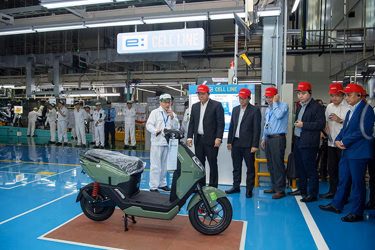 Trước khi đi vào sản xuất, Honda đã giới thiệu ICON e: cùng CUV e: tại Triển lãm Ô tô Việt Nam (Vietnam Motor Show) 2024 vào tháng 10 tại TP.HCM. Trong khi Honda ICON e: lắp ráp Việt Nam, mẫu CUV e: sẽ được nhập khẩu từ Thái Lan.