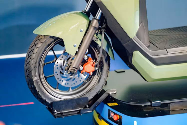 Honda dự kiến sẽ phân phối ICON e: từ đầu tháng 4/2025, khi đó giá xe Honda ICON e 2025 và chính sách kinh doanh sẽ được công bố chi tiết hơn. Tại triển lãm VMS 2024, hãng từng tiết lộ giá ICON e: dự kiến dưới 30 triệu đồng (chưa bao gồm pin). Trong khi đó, CUV e: chưa mở bán mà chỉ áp dụng hình thức cho thuê giới hạn tại Hà Nội và TP.HCM. 