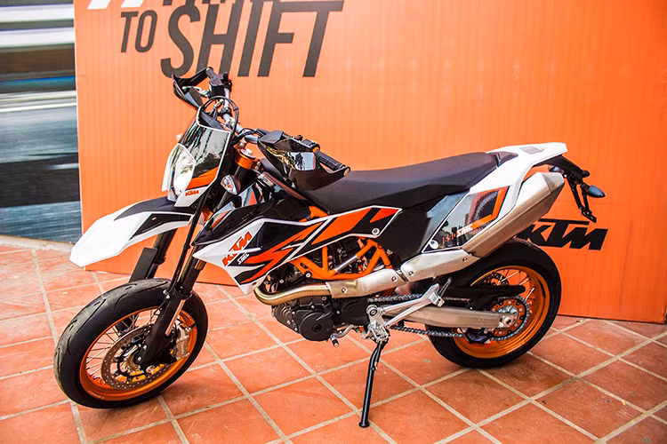 Hiện tại KTM 690 SMC R 2017 được nhập khẩu bởi KTM Sapa với mức giá 469 triệu đồng tại thị trường Việt Nam (giao hải quan), KTM Việt Nam cũng cho biết khách hàng muốn sở hữu mẫu xe này cần phải đặt trước nhiều tháng bởi mẫu xe này luôn trong tình trạng “cháy hàng”.