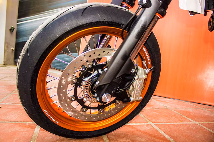 690 SMC R 2017 sở hữu thiết kế của dòng cào cào chuyên nghiệp với thiết kế dáng ngồi cao, tay lái rộng, thụt hành trình lớn và đuôi xe hếch, khung lưới mắt cáo... Tuy nhiên xe không dùng vành kích thước lớn hay lốp gai như ở dòng cào cào mà thay vào đó là loại lốp trơn trên dòng xe motard.