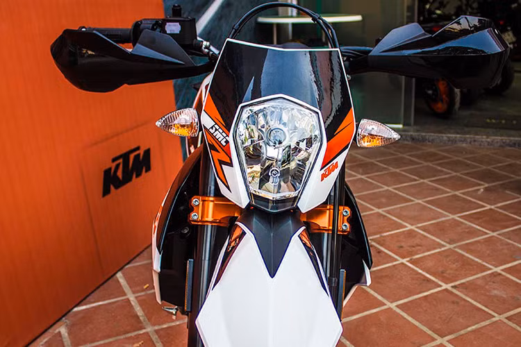 Supermoto KTM 690 SMC R 2017 sử dụng đèn pha halogen truyền thống với chóa đèn kích thước lớn và cụm đèn hậu dạng LED với 5 bóng. Xi-nhan cũng được sử dụng bóng halogen thay vì LED.