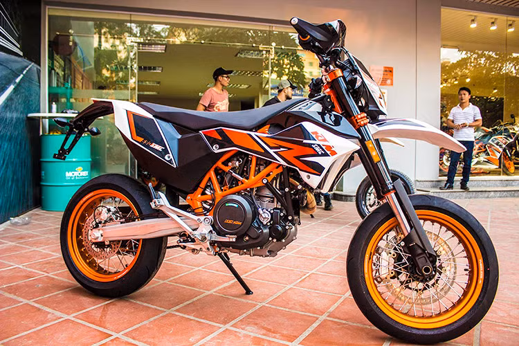 Mẫu Supermoto 690 hay Supermotard là những mẫu xe đua kết hợp của ba dòng motocross, trackracing và road racing với khoảng 70 % đường nhựa, 30 % đường đất. Dễ hiểu hơn đây là mẫu xe tổng hòa giữa yếu tố tốc độ và off-road có thể sử dụng đa dạng địa hình.