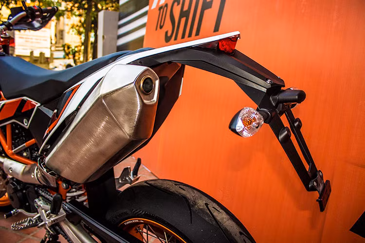 Đuôi xe cuả KTM 690 SMC R 2017 được thiết kế khá cao cho việc chạy địa hình, hệ thống ống xả cũng được thiết kế vuốt cao đi kèm với sức mạnh động cơ được KTM cải thiện đáng kể giups cho mẫu xe này có thể đạt được hiệu quả sử dụng tối ưu nhất.