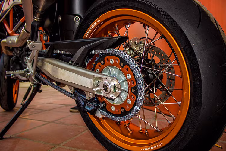 Hệ thống phanh của SMC R 2017 cũng đã được hãng xe KTM nâng cấp với đĩa phanh siêu tản nhiệt từ hãng sản xuất lừng danh Galfer, hệ thống phanh Brembo M4 đi kèm hệ thống chống bó cứng phanh ABS 9M 2 kênh đến từ Borsch. DDi kèm với đó là lốp thể thao Continental AttackSM.