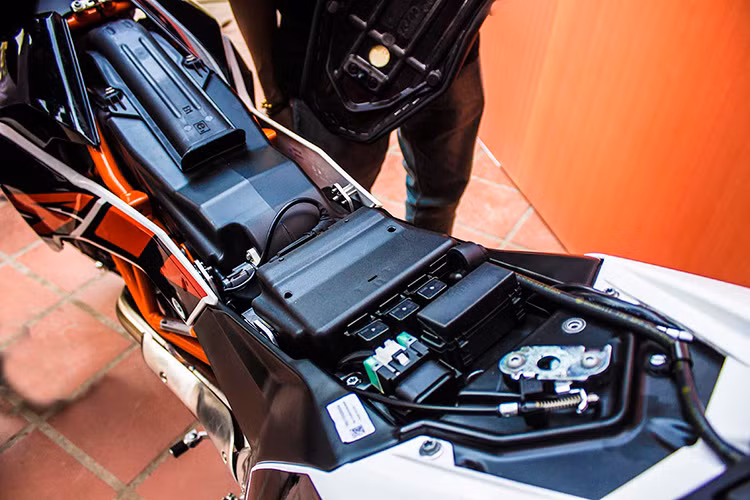 Ở phiên bản 2017, SMC R 690 được trang bị bộ khung hợp kim chrome-thép siêu vững đi cùng dàn vỏ bằng nhựa composite dẻo có tính đàn hồi cao thừa hưởng từ dòng cào cào EXC 450 nhằm chống gãy vỡ trong những tình huống va đập mạnh khi chạy off-road.