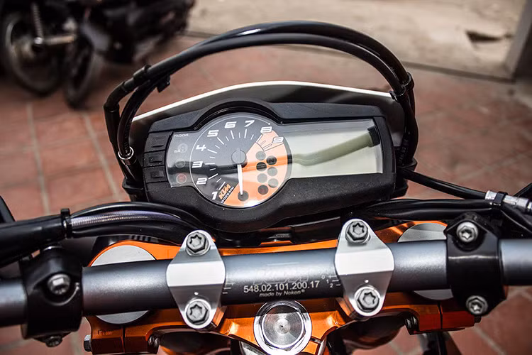 Bảng đồng hồ điều khiển của xe được thiết kế đơn giản, các thông số quan trọng được hiển thị trực quan, dễ quan sát - đi kèm với đó là 3 nút bấm tùy chọn chỉnh chế độ ngay trên màn hình. Tay lái rộng làm từ nhôm cùng các nút bấm bố trí thuận tiện cho người sử dụng.