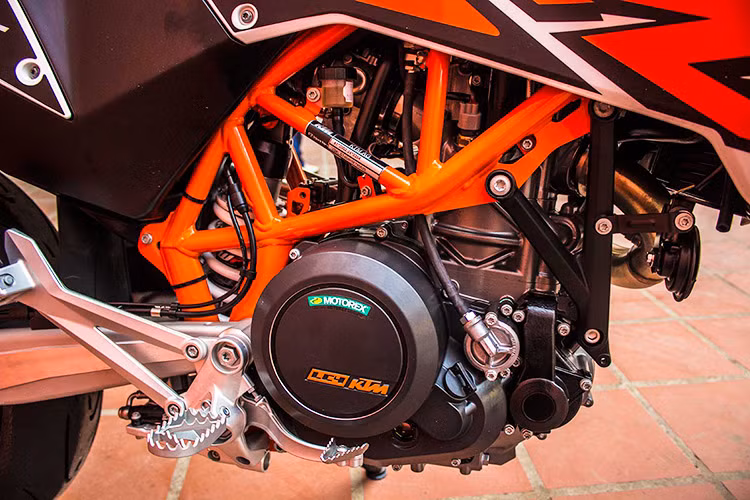 "Trái tim" của 690 SMC R là khối động cơ LC 4 xi-lanh đơn dung tích 690cc làm mát bằng chất lỏng sử dụng họng gió nạp Keihin RWB, 2 bugi và 4 van giúp sản sinh ra công suất tối đa 67 mã lực truyền lực qua hộp số 6 cấp với công nghệ APTC bằng xích tải tới bánh sau. Mức tiêu hao nhiên liệu vào khoảng 34 km/L.