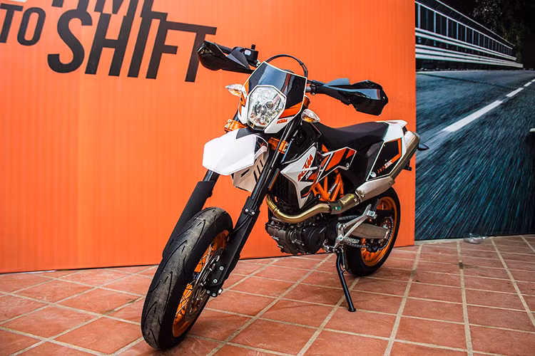 KTM Việt Nam chi nhánh tại Hà Nội đã bàn giao chiếc Supermoto KTM 690 SMC R 2017 đầu tiên cho khách hàng. Được biết, đây là mẫu xe đầu tiên có mặt trên dải đất hình chữ S và được nhập nguyên chiếc từ Áo về cho một khách hàng tại Hà Nội đặt mua.