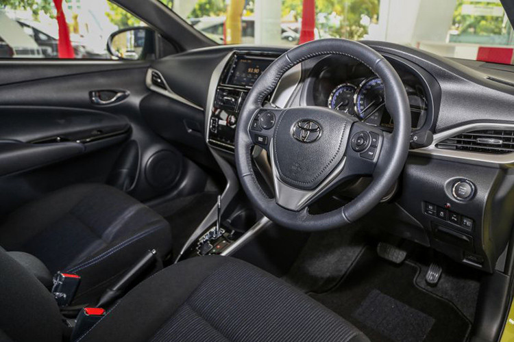 Bên trong nội thất của Yaris 2019 sở hữu màn hình giải trí dạng cảm ứng, kích thước 7 inch, cùng hệ thống âm thanh 6 loa. Ghế ngồi bọc da hoặc nỉ, chỉnh tay 6 hướng đối với ghế lái và 4 hướng đối với ghế phụ.