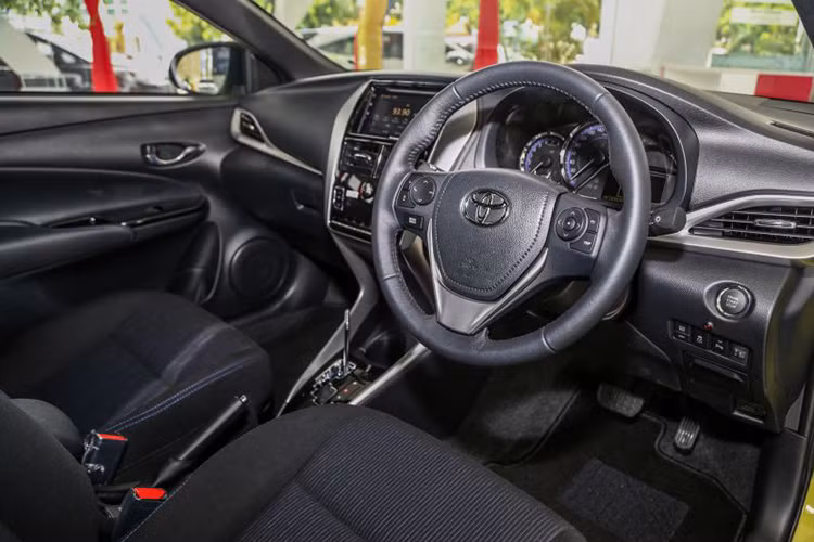 Bên trong nội thất của Yaris 2019 sở hữu màn hình giải trí dạng cảm ứng, kích thước 7 inch, cùng hệ thống âm thanh 6 loa. Ghế ngồi bọc da hoặc nỉ, chỉnh tay 6 hướng đối với ghế lái và 4 hướng đối với ghế phụ.