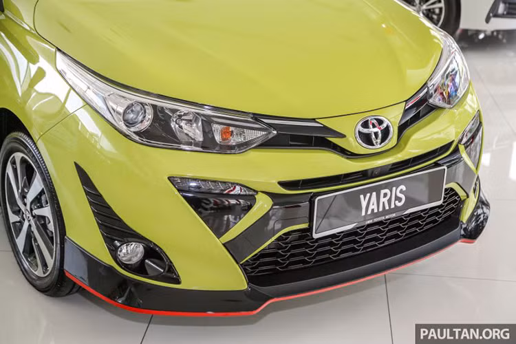 Tuy nhiên, mặt ca-lăng phía dưới được làm mới khi Toyota đã lắp thêm tấm ốp nhựa đen bóng ngang vị trí biển số tràn sang 2 bên dưới cụm đèn LED chiếu sang ban ngày, đây là điểm mới ở phần đầu xe Yaris 2019 tương tự như Vios 2019 đã được ra mắt tại Malaysia.