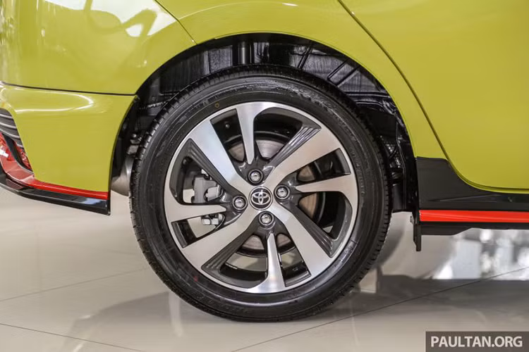 Mâm 16 inch 08 chấu không có thay đổi (195/50R16). Phanh trước sau vẫn là loại đĩa thông gió/ đĩa đặc 15''. Xe không có thay đổi về đèn hậu nhưng được trang bị thêm cánh gió liền thân ở phía sau.