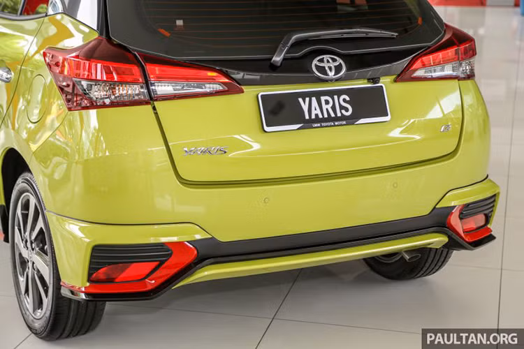 Bên cạnh đó, hãng xe ôtô Toyota còn trang bị cho mẫu hatchback hạng B- Yaris 2019 (bản full) một bộ bodylip màu đen với đường viền đỏ làm chi tiết nổi bật và trông lạ mắt hơn cho chiếc xe mới này.