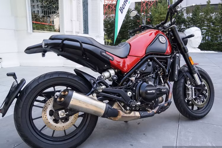 Mặc dù đã thuộc quyền sở hữu của người Trung Quốc, nhưng nhãn hiệu Benelli vẫn không đánh mất thiết kế đậm chất Ý của mình trong các sản phẩm mới. Điều đó đã được thể hiện qua mẫu xe môtô Leoncino mới này sở hữu kiểu dáng scrambler nhỏ gọn mang hơi hướng Ducati Scrambler.