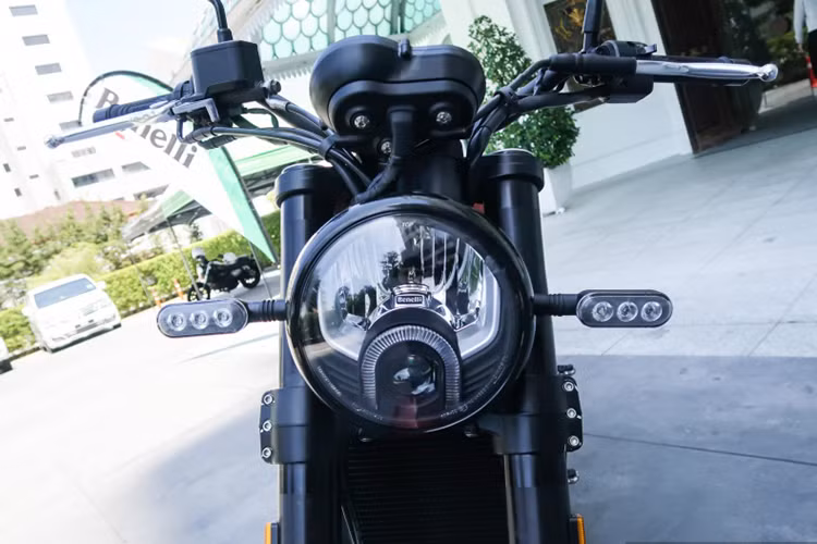 Kiểu dáng của chiếc xe môtô này mang đậm chất "Scrambler" đến mức nhiều người không nhìn vào logo Benelli chắc chắn sẽ hiểu nhầm rằng đây là một chiếc Ducati Scrambler? Thiết kế xe khá hiện đại, chắc chắc với thiết kế đèn pha hình tròn cùng xi nhan hai bên trang bị dạng LED.