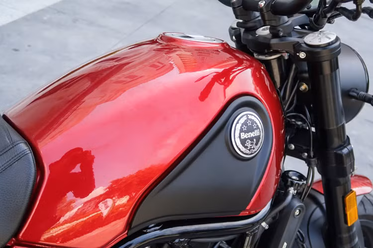 Benelli Leoncino cũng gợi sự liên tưởng cho người đam mê thương hiệu đình đám một thời này đến dòng môtô Benelli siêu nhẹ ra đời từ thập niên 50 trong quá khứ. Xe sở hữu hệ thống treo bao gồm phuộc hành trình ngược trước được sơn đen cùng giảm xóc đơn tùy chỉnh phía sau.