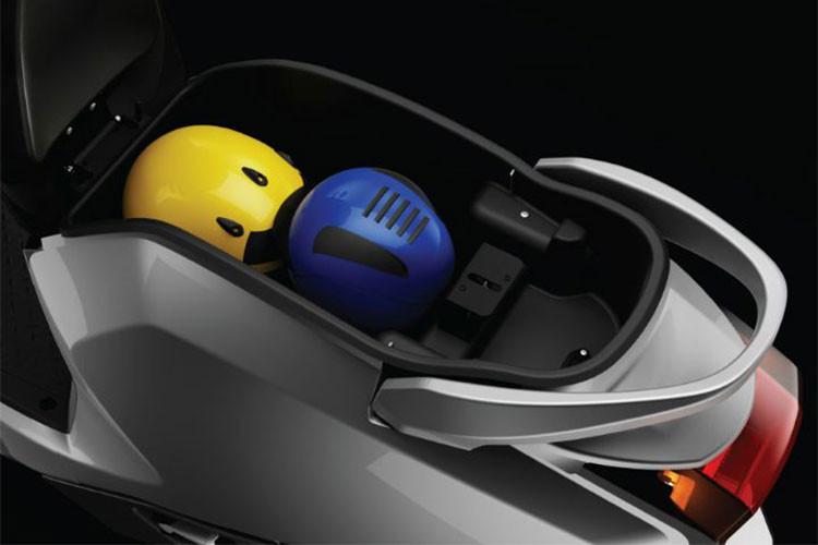 Về công nghệ, 22 Motors Flow còn được tích hợp công nghệ kết nối Bluetooth, khách hàng có thể tải ứng dụng của xe để hiểu về tình trạng của xe. Bên cạnh đó là hệ thống định vị GPS cùng tính năng quản lý nhóm xe, giúp các cá nhân hoặc tập thể có nhu cầu mua xe số lượng lớn có thể dễ dàng quản lý phương tiện của mình hơn.