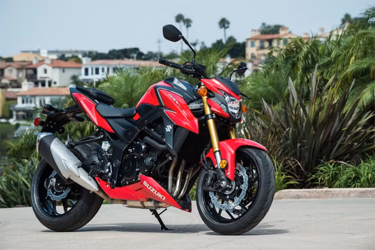 Từng trình làng tại thị trường Mỹ cách đây 2 năm, Suzuki GSX-S750 mới đã được cải tiến toàn diện ở phiên bản 2018. Sau khi ra mắt tại thị trường Ấn Độ tại triển lãm Auto Expo 2018 vào tháng 2/2018 vừa qua, mẫu xe môtô naked-bike của thương hiệu Nhật Bản đến nay mới có giá bán.