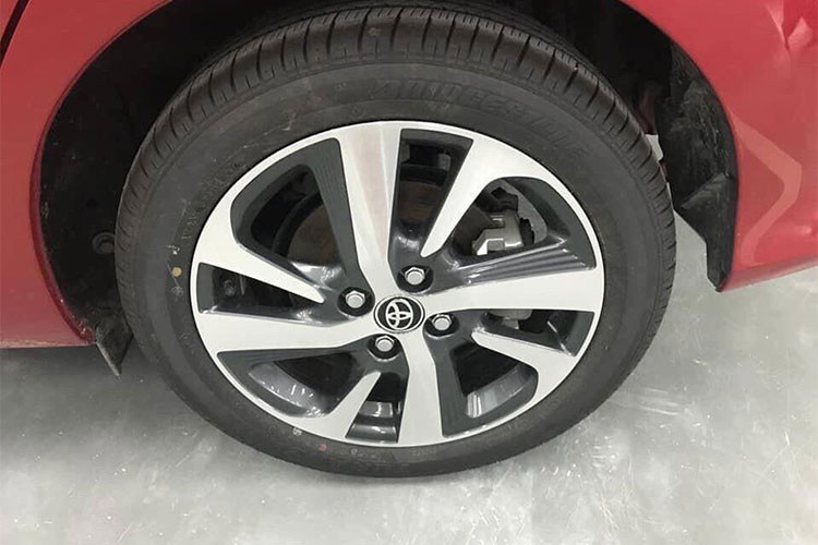 Đáng chú ý là Toyota Wigo mới còn sử dụng bộ vành hợp kim đa chấu cỡ 14 inch đi kèm với bộ lốp có kích thước 175/65. Ngoài ra, phanh đĩa phía trước của xe cũng được tích hợp hệ thống chống bó cứng ABS tiêu chuẩn.