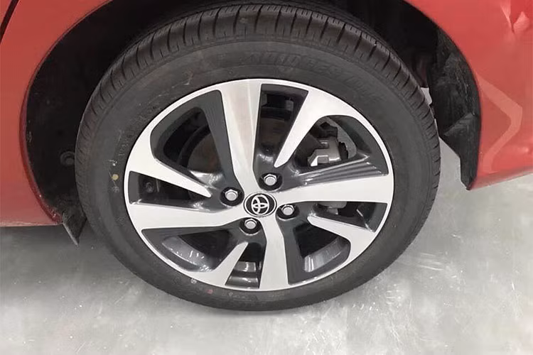 Đáng chú ý là Toyota Wigo mới còn sử dụng bộ vành hợp kim đa chấu cỡ 14 inch đi kèm với bộ lốp có kích thước 175/65. Ngoài ra, phanh đĩa phía trước của xe cũng được tích hợp hệ thống chống bó cứng ABS tiêu chuẩn.
