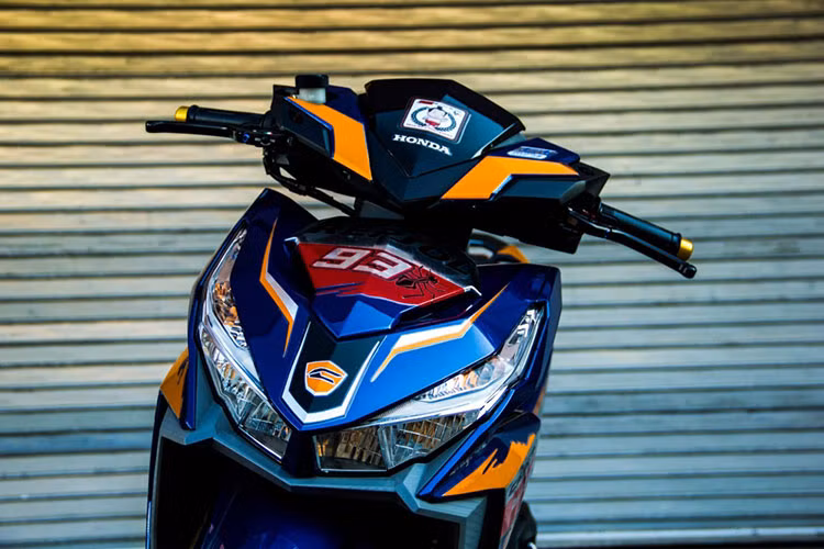 Phần đầu của xe được chủ nhân trang bị tem đấu cúng với việc dán thêm số 93 (số áo của tay đua Marquez của đội Honda). Bên cạnh đó, trang bị cụm tay cho chiếc xế nổ tay ga với tay thắng Brembo RCS cho phanh trước và tay thắng CRG Folding cho phanh sau.