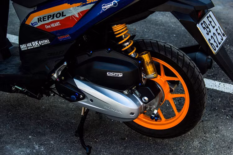 Honda trang bị cho Click 125i động cơ công nghệ eSP, loại xi-lanh đơn dung tích 125 phân khối, làm mát bằng dung dịch, phun xăng điện tử PGM-FI, tính năng Idling-Stop và hệ thống phanh đồng thời Combi Brake.