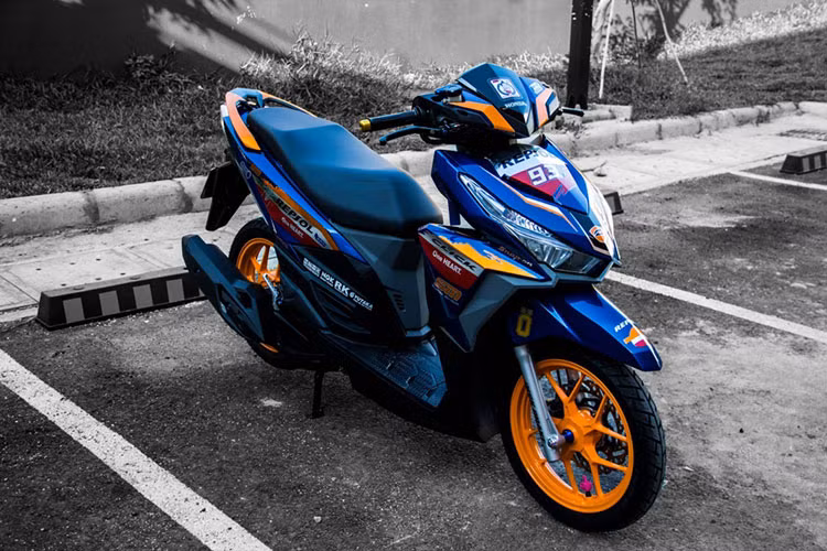 Trong bộ cánh Repsol đầy nổi bật và cá tính đã làm cho chiếc Honda Click 125i bản nhập Thái Lan trở nên thể thao và tạo cảm giác gần gũi với các tín đồ mê xe độ hơn, bên cạnh đó chiếc xe còn nâng cấp lên một tầm cao mới hoàn hảo hơn với loạt đồ chơi hàng hiệu.