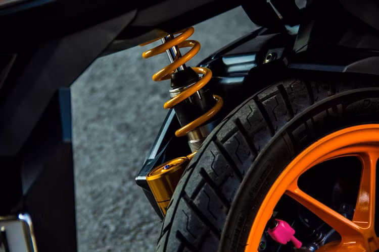 Phuộc đơn phía sau của xe được thay thế bằng phuộc Ohlins hàng hiệu. Cây phuộc đồ chơi hiện nay đang rất được ưa chuộng hầu hết các tín đồ chơi xe, giá trị cho 1 cây phuộc này lên đến hơn 6 triệu đồng.