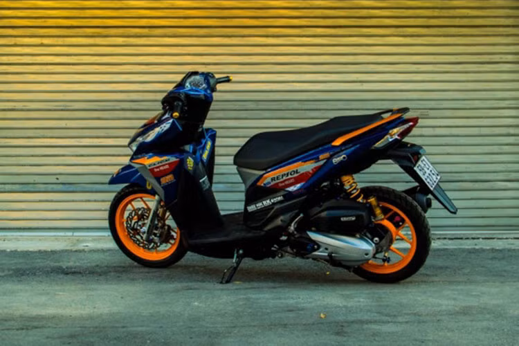 Theo Honda Thái Lan, mẫu xe Honda Click 125i 2016 có mức tiêu hao nhiên liệu chỉ 1,698 lít/100 km - mẫu xe này có thiết kế khá tương đồng với "người anh em" Honda Air Blade 125 được sản xuất và đang bán ra tại thị trường Việt Nam.