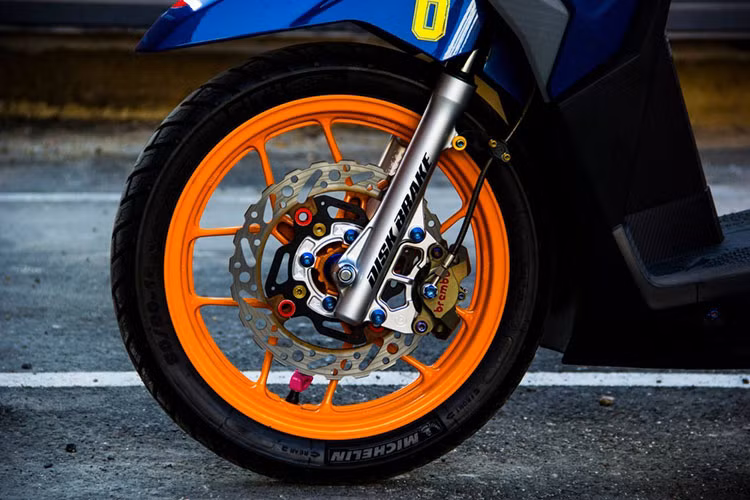 Dàn chân trước của xe đã được sơn phối màu cam cho tổng thể thêm nổi bật, đi cùng với đó là cặp vỏ Michelin City Pro, trang bị cụm phanh trước heo Brembo Billet và đĩa BrakeTech hàng hiệu thay thế cho hệ thống phanh nguyên bản của nhà sản xuất.