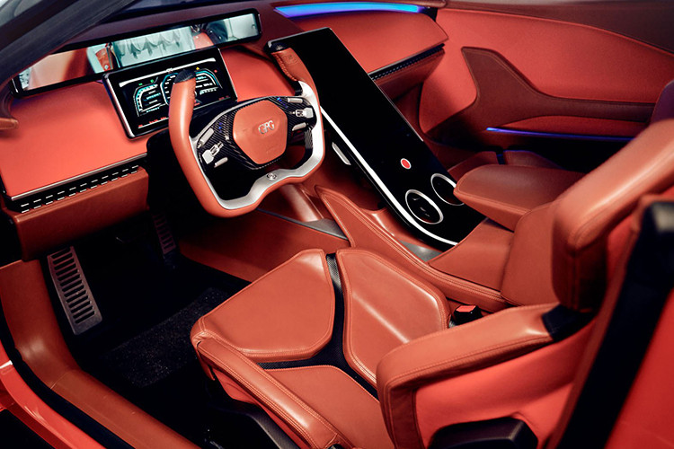 Một điểm đặc biệt nữa là nó sử dụng kết hợp giữa loại cửa cắt kéo và cửa kính dạng lật cánh chim hải âu. Bên trong của xe có thiết kế 2 chỗ ngồi, 3 màn hình hiển thị 3 chức năng khác nhau.