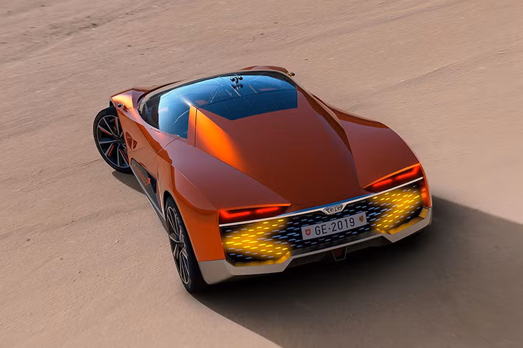 Tính năng đáng chú ý nhất, cũng là thứ làm nên tên gọi Kangaroo của xe là hệ thống treo với khả năng thay đổi độ cao khung gầm, tối đa 120 mm.