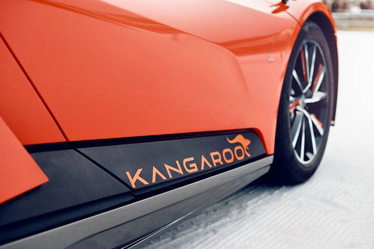 Xe sử dụng hệ dẫn động 4 bánh với khả năng tăng tốc 0-100 km/h trong 3,8 giây. Gói pin 90 kW cho phép xe hoạt động 450 km cho một lần sạc. Bộ mâm 22 inch, kết hợp cảm biến và camera trên nóc cho chế độ tự lái.