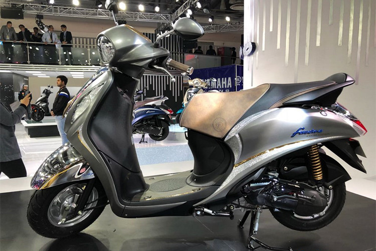 Xe được trang bị khung sườn dạng ống gắn kèm với phuộc lồng mặt trước và một bộ giảm xóc đơn phía sau. Các bánh xe thép 10 inch được bọc trong lốp xe không săm, kích thước 90 ở cả hai đầu. Đáng tiếc là Yamaha Fascino mới chỉ được trang bị phanh tang trống cho cả 2 bánh.