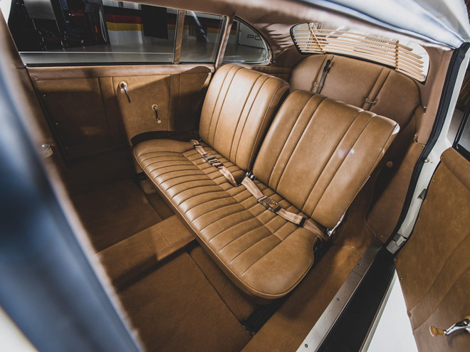 Nội thất bên trong được hoàn thành với màu nâu lạc đà hiếm thấy ngày nay. Ngăn cách hàng ghế trước và hàng ghế hành khách là ô cửa kính gắn cố định, bên trong xe còn có bộ ly uống rượu. 