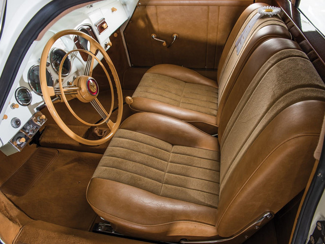 Tuy nhiên, những thay đổi so với xe nguyên bản là trang bị thêm cửa ra vào, trên nóc xe bổ sung cửa sổ trời được che phủ bằng mui mềm lấy cảm hứng từ "con bọ" Volkswagen Beetle.